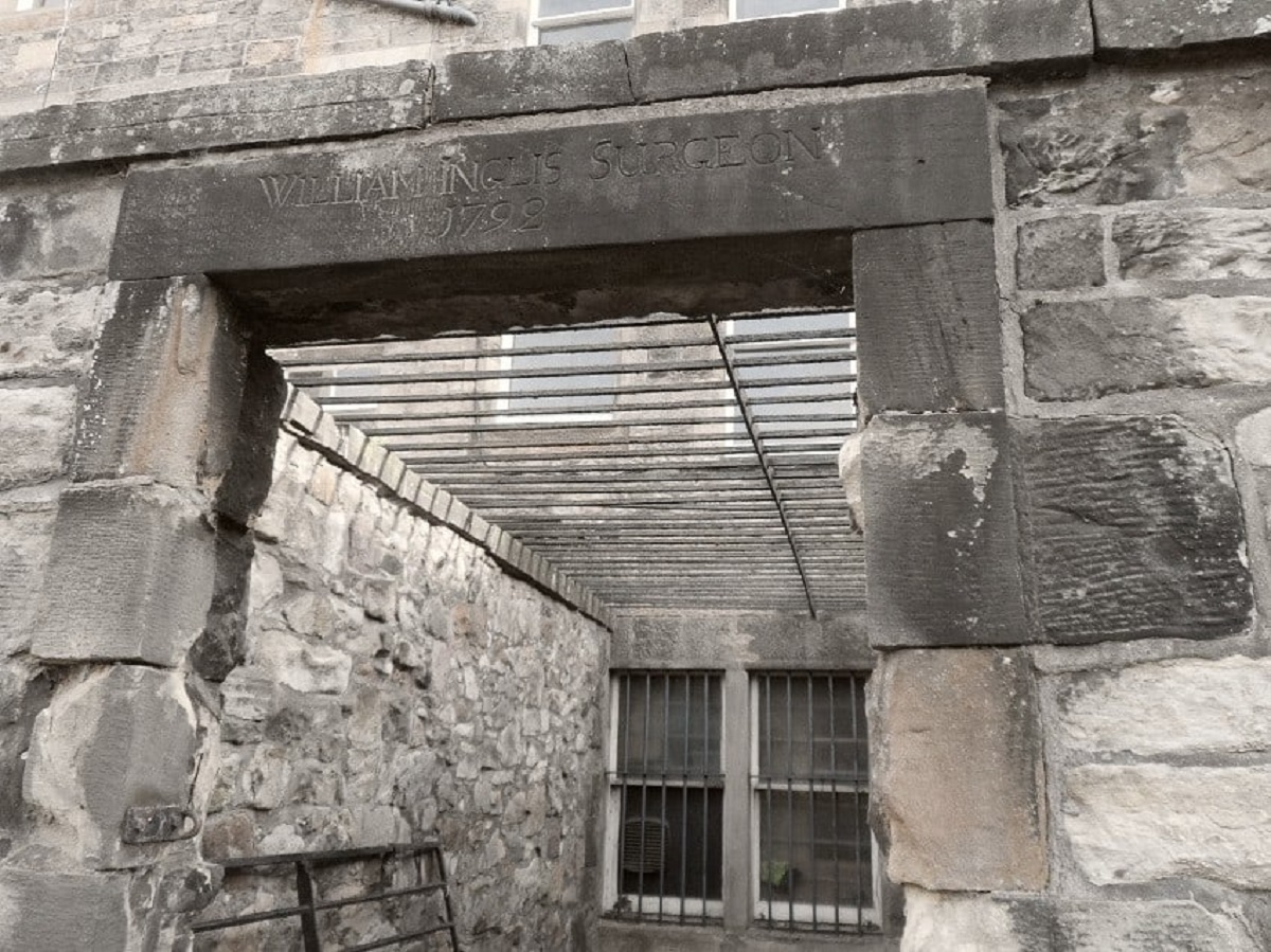 Caged lair of Surgeon William Inlgis in Edinburgh Greyfrairs Sppoky adn macabre graves to visit 